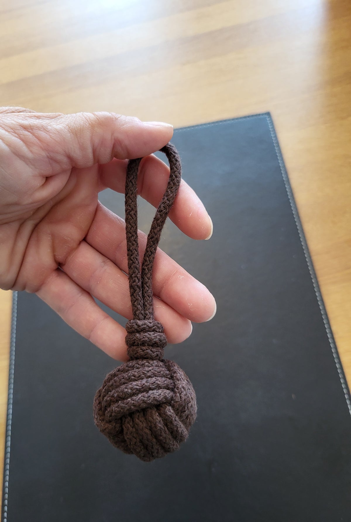 Nyckelring / Väskdekoration. Mörk choklad
