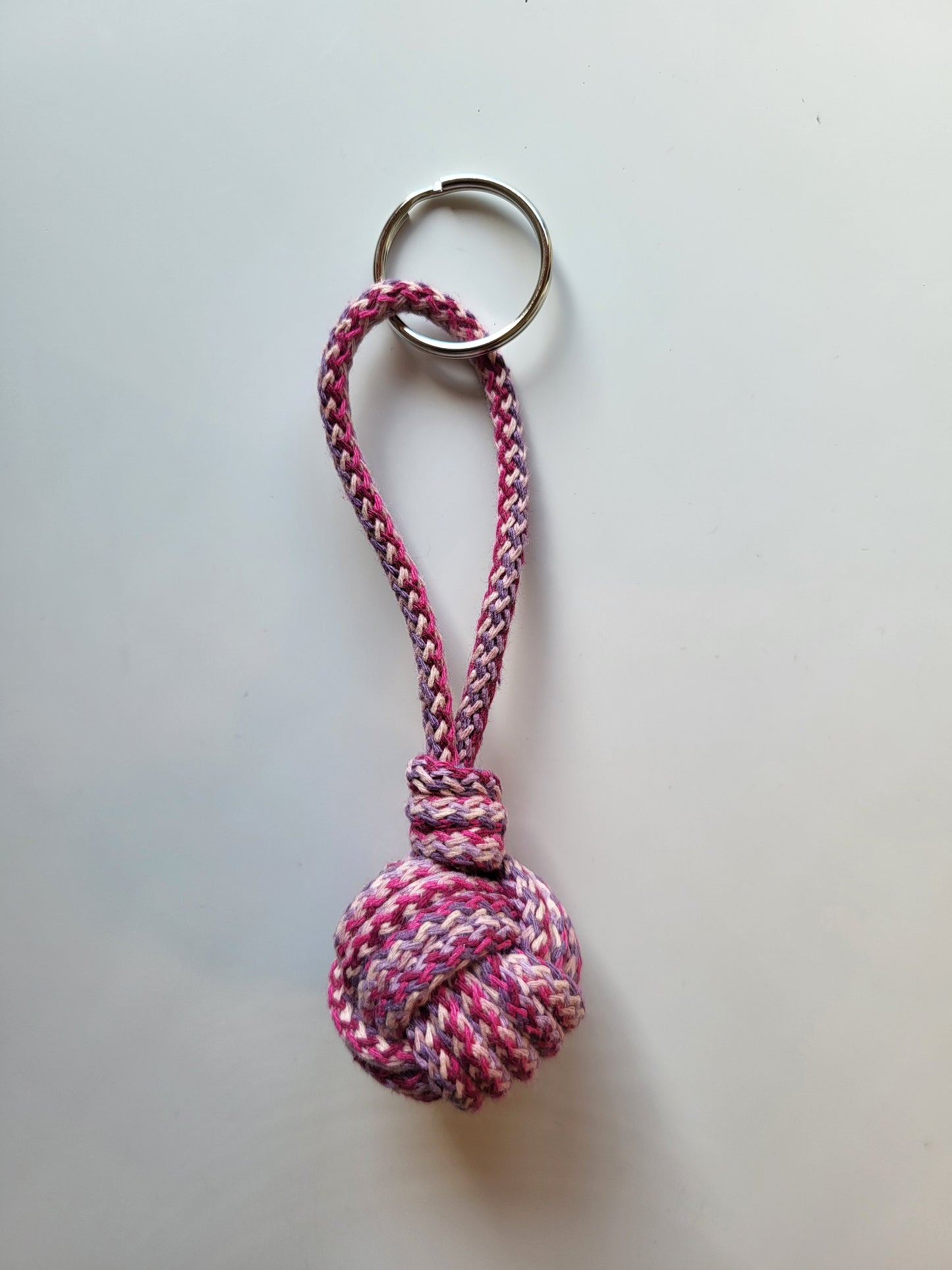 Nyckelring. Blandad lila/rosa