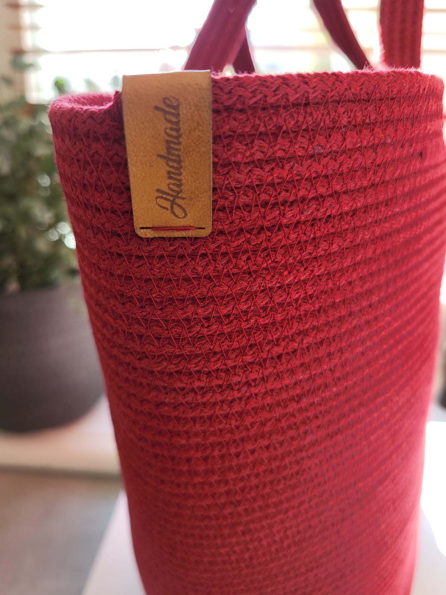 City Bag med läderspänne. Vinröd