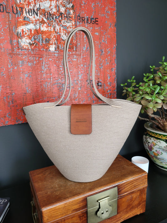 City Bag med läderspänne, rund botten. Cappucino.