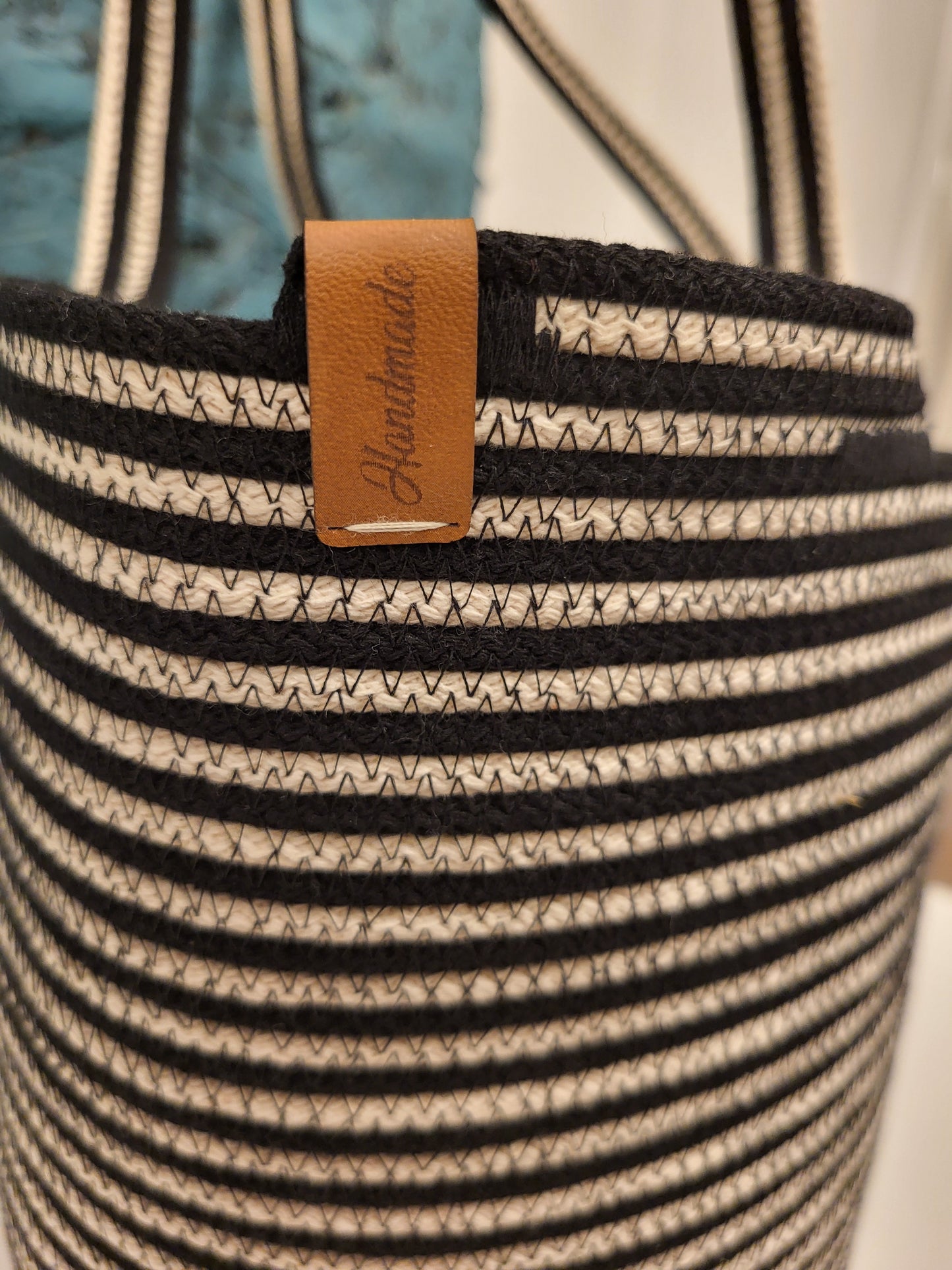 City Bag, randig. Svart och rå bomull.