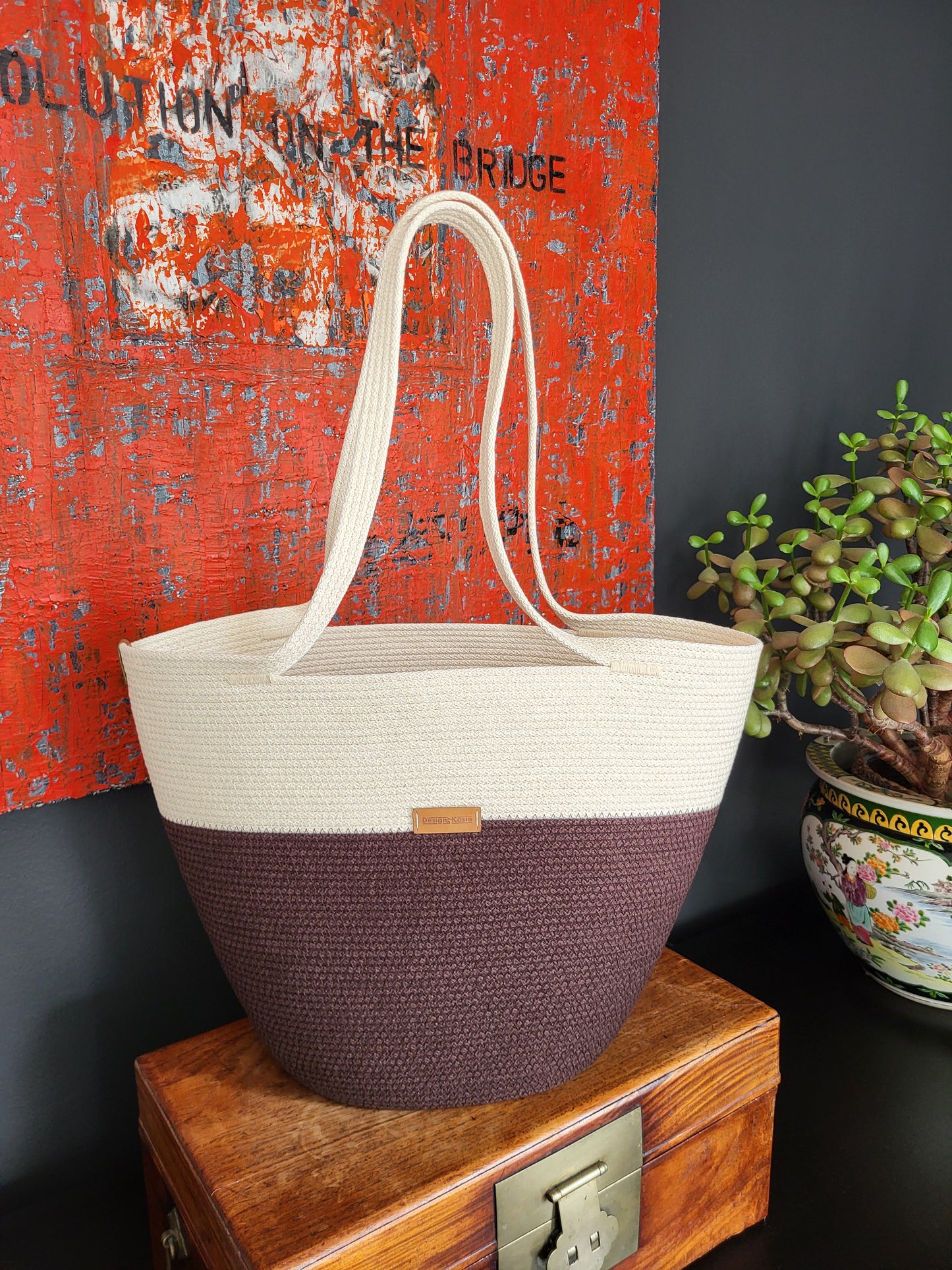 City Bag, oval botten. Mörk choklad och rå bomull.