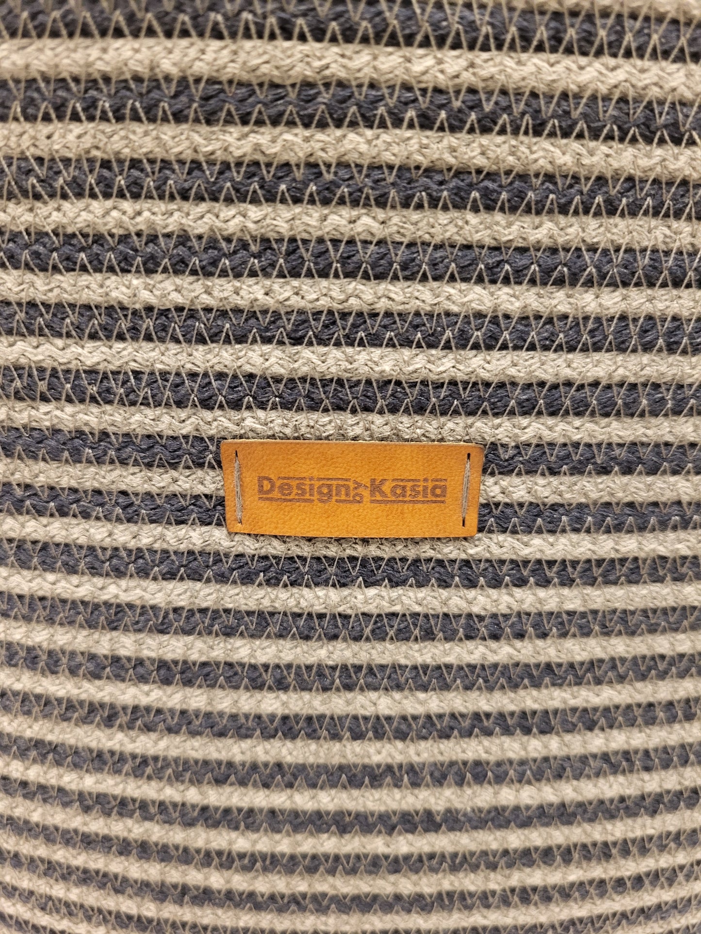 City Bag, randig. Mörk jeans och grå.