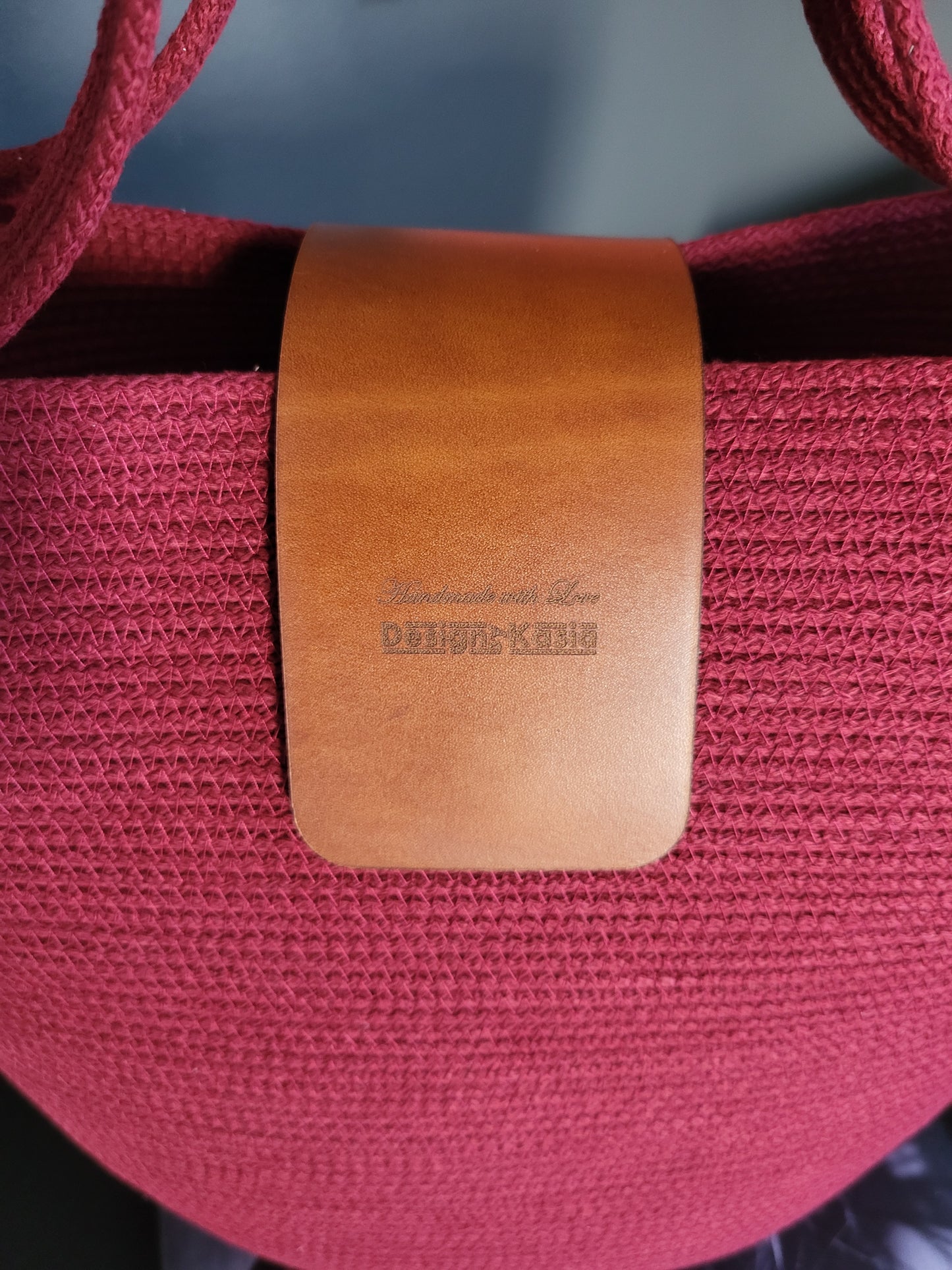 City Bag med läderspänne. Vinröd