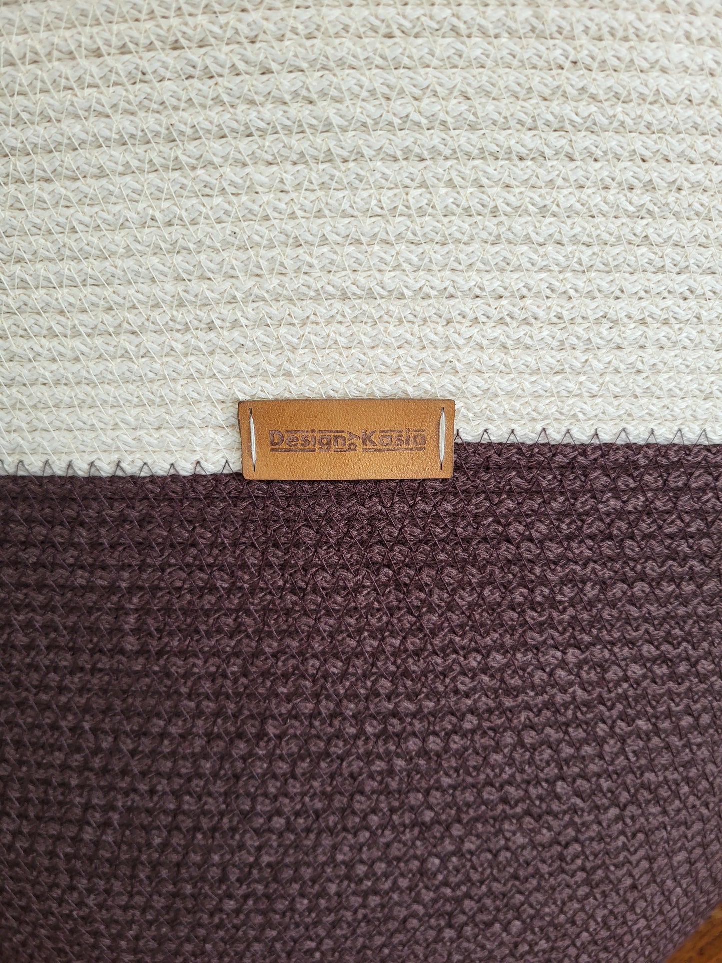 City Bag, oval botten. Mörk choklad och rå bomull.