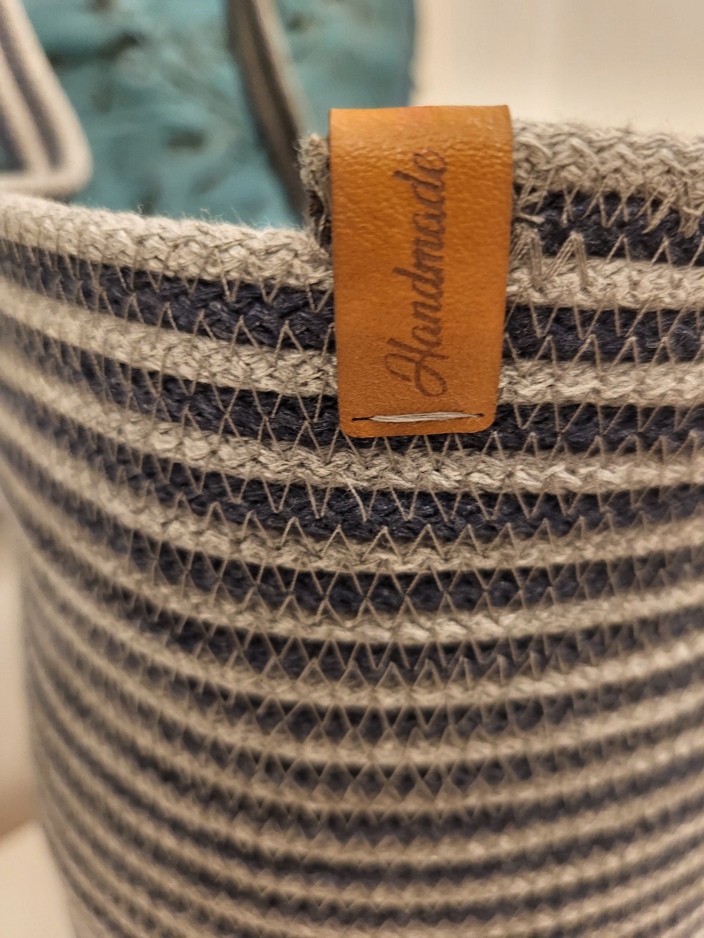 City Bag, randig. Mörk jeans och grå.