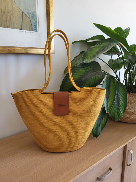 City Bag med läderspänne. Ochra (senapsgul).
