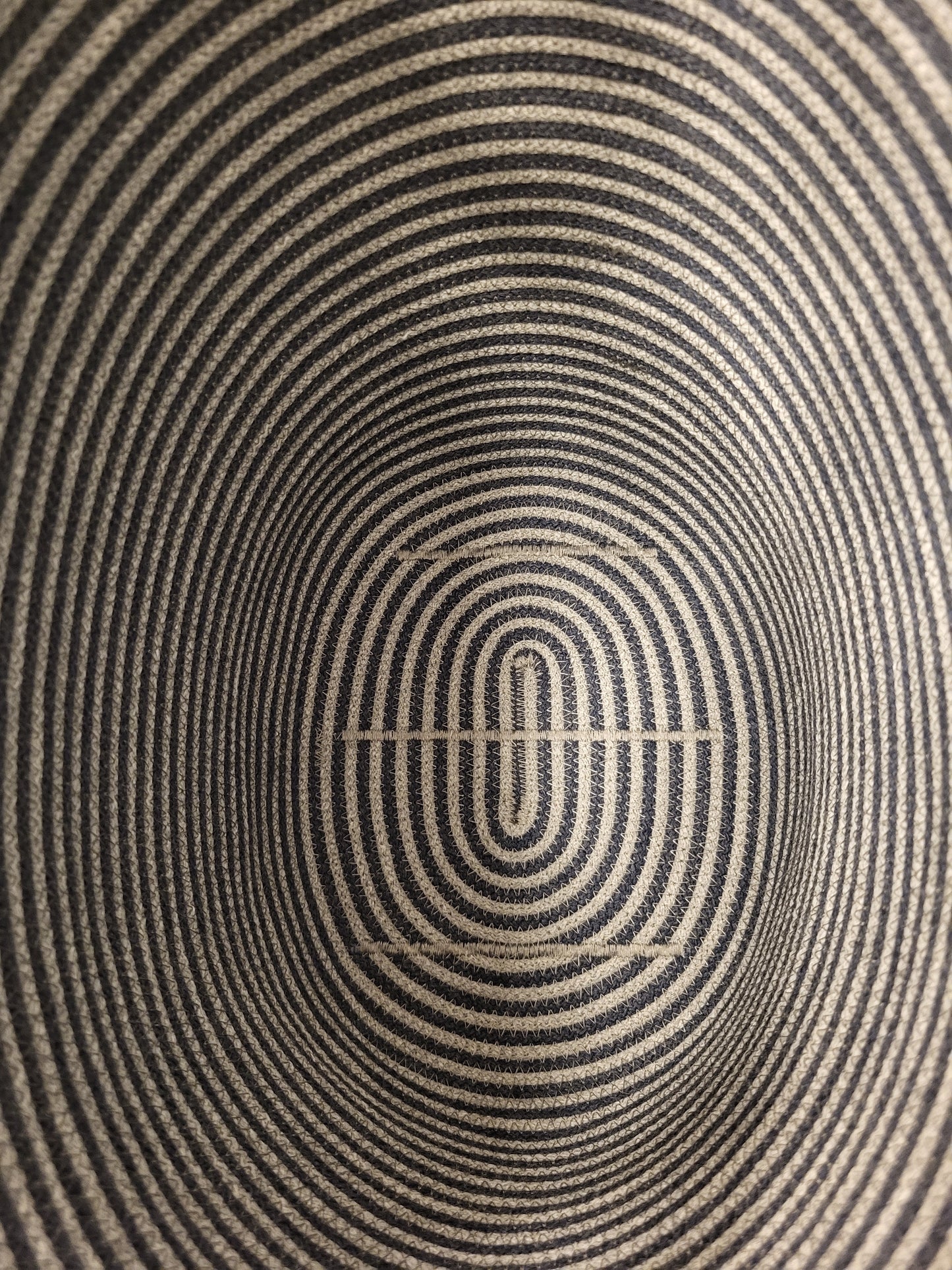 City Bag, randig. Mörk jeans och grå.