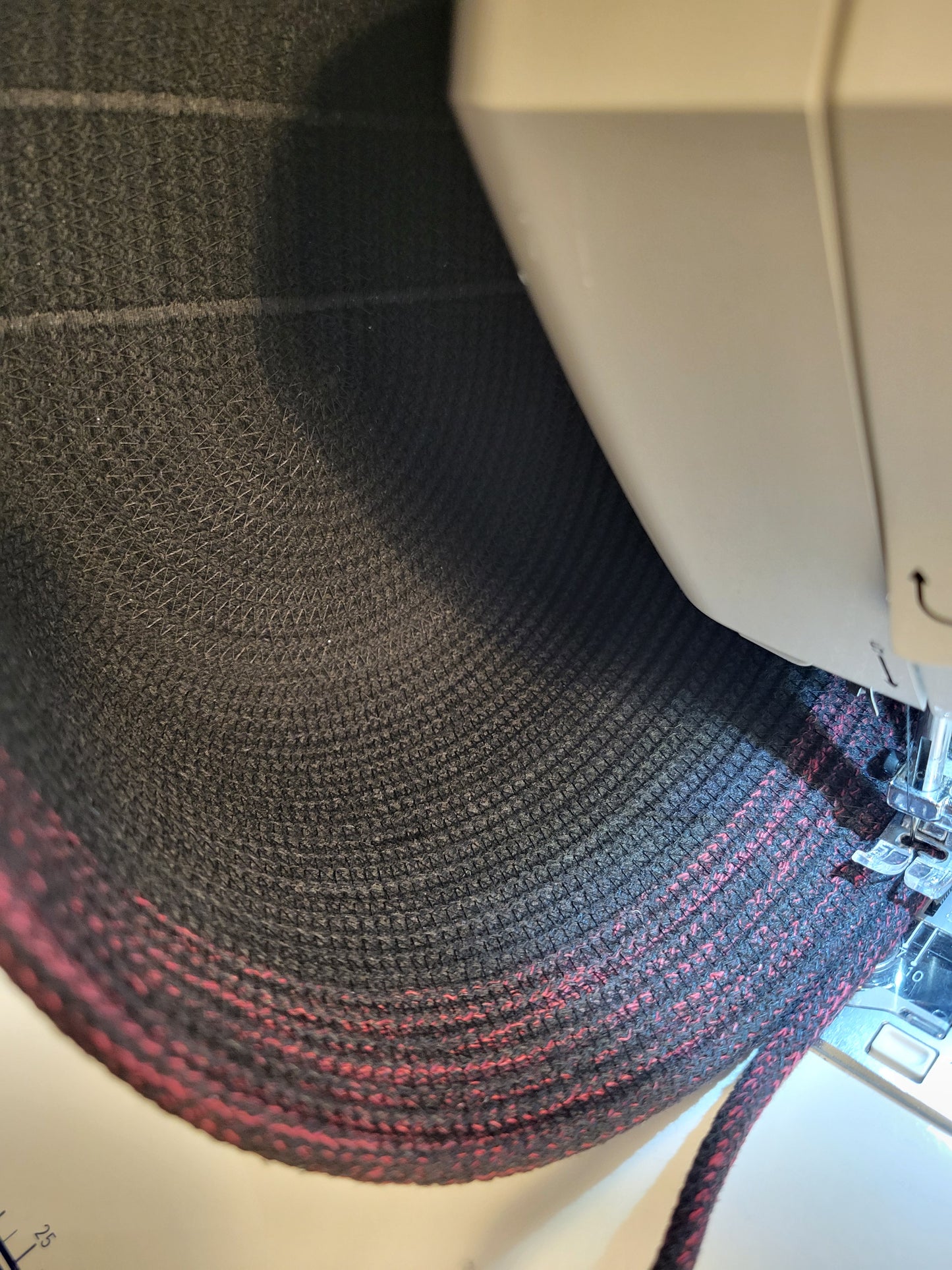 City Bag ombre. Svart och vinröd.