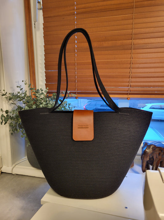 City Bag med läderspänne. Svart