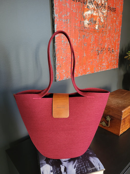 City Bag med läderspänne. Vinröd
