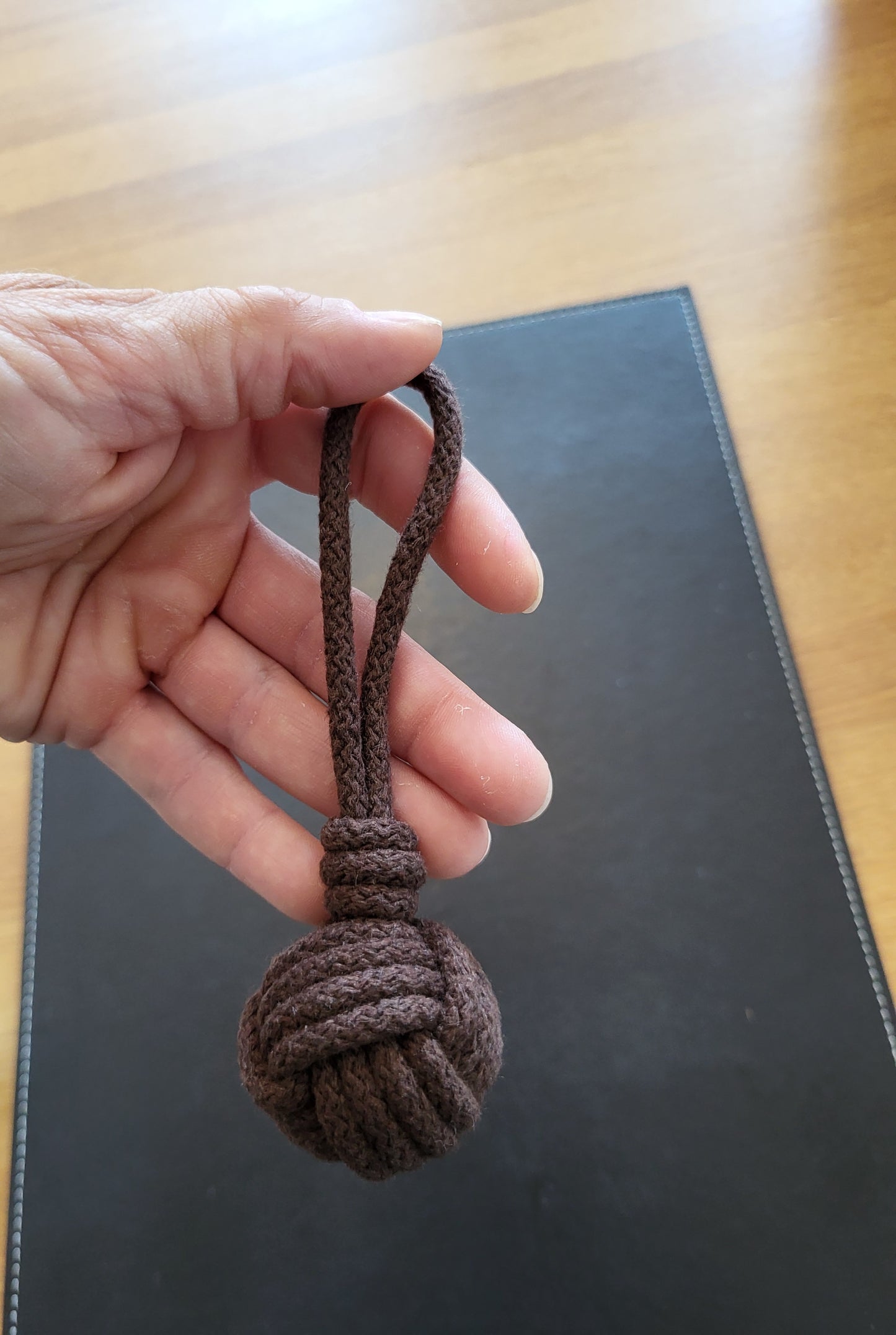Nyckelring / Väskdekoration. Mörk choklad