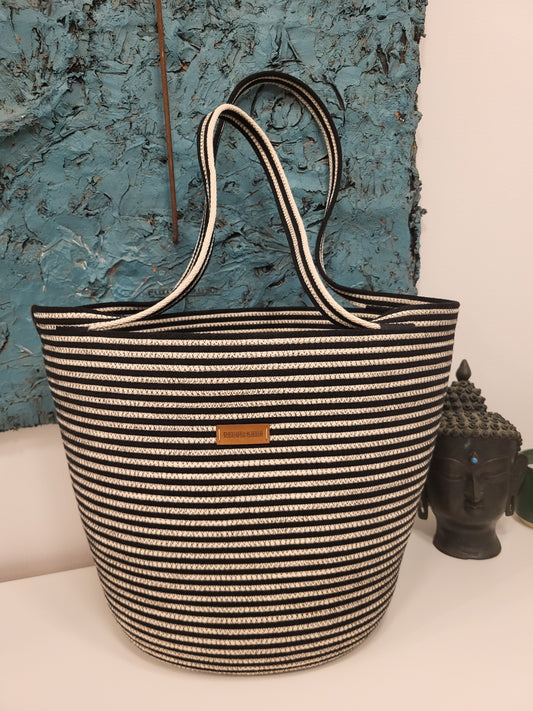 City Bag, randig. Svart och rå bomull.