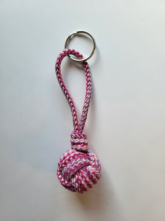 Nyckelring / Väskdekoration. Blandad lila/rosa
