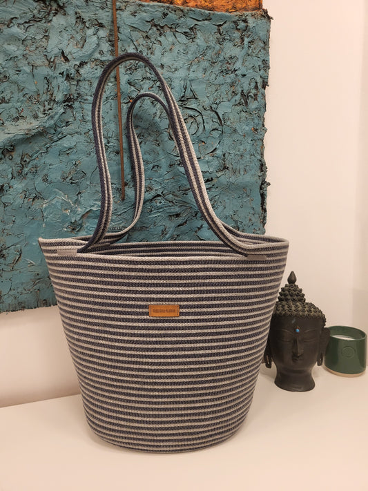 City Bag, randig. Mörk jeans och grå.