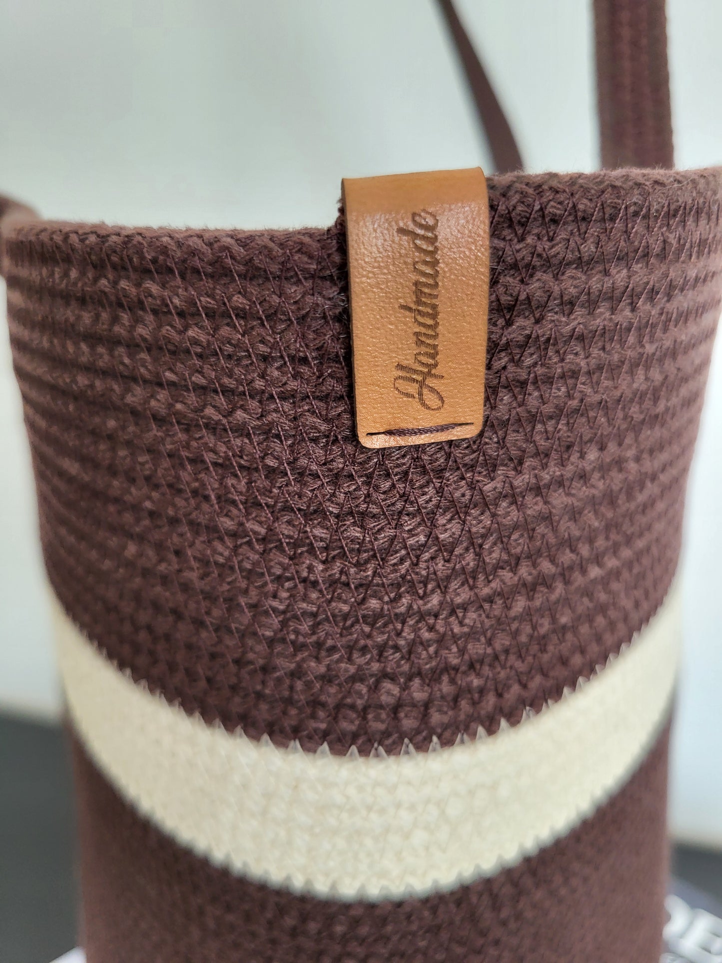 City Bag mini. Mörk choklad och rå bomull.